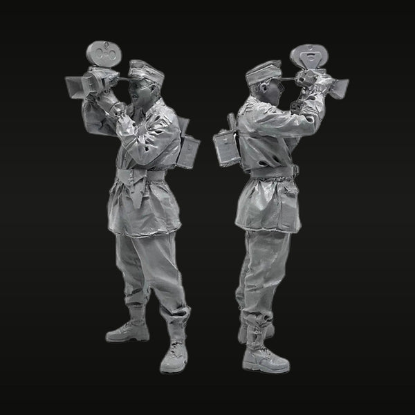 WWII German Wehrmacht Combat Cameraman with Film Camera 1/35 Resin Figure Kit
