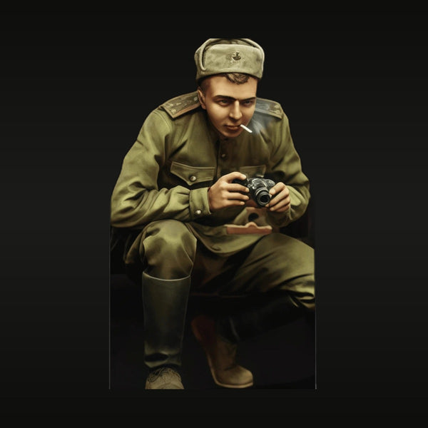 WWII Soviet War Correspondent with Camera 1/35 Resin Figure Kit