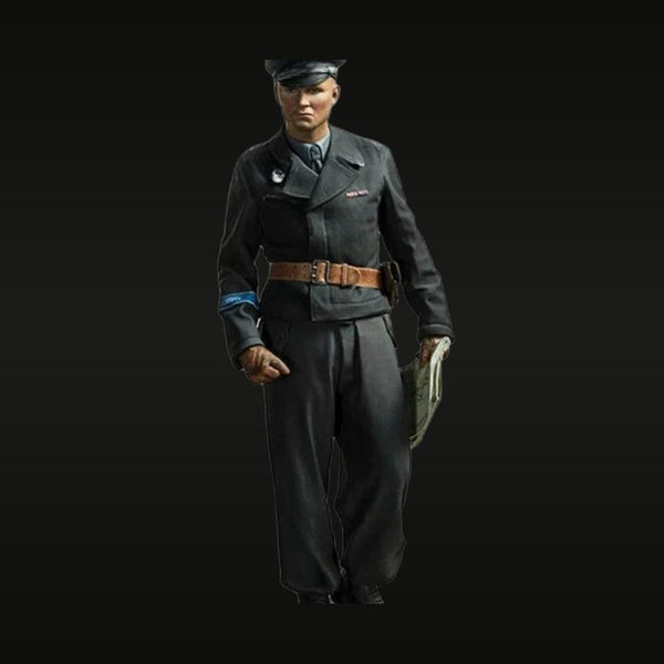 WWII British RAF Officer with Map Case 1/16 Resin Figure Kit