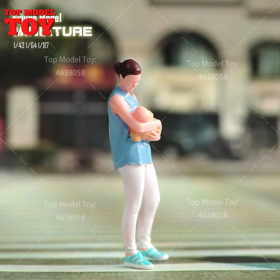 Painted Miniatures 1/64 1/43 1/87 Mother Holding Child Female Children Scene Props Figures Model Miniature Car Accessory Toy