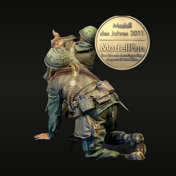Vietnam War US Machine Gunner with Wounded Soldier 75mm Resin Kit