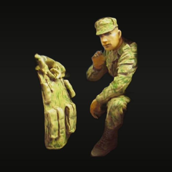 Modern Military Soldier Crouching with Field Pack 1/35 Resin Figure Kit