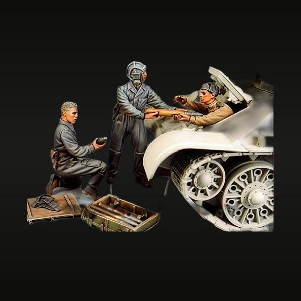 WWII German Tank Crew Loading Ammunition Diorama 3-Figure Set 1/35 Resin Kit