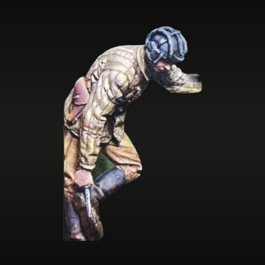 WWII Soviet Tank Crewman in Coveralls 1/35 Resin Figure Kit - unpainted resin model kit