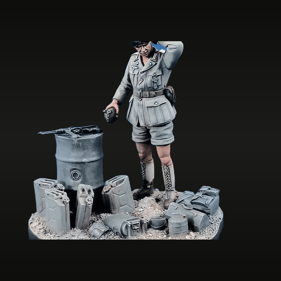 WWII German Afrika Korps Officer with Pith Helmet 1/35 Resin Figure Kit - unpainted resin model kit