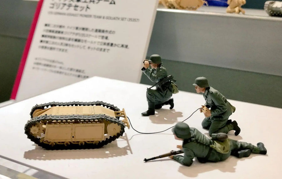 WWII German Goliath Sd.Kfz.302 with Pioneers 1/35 Resin Set - resin model view 3