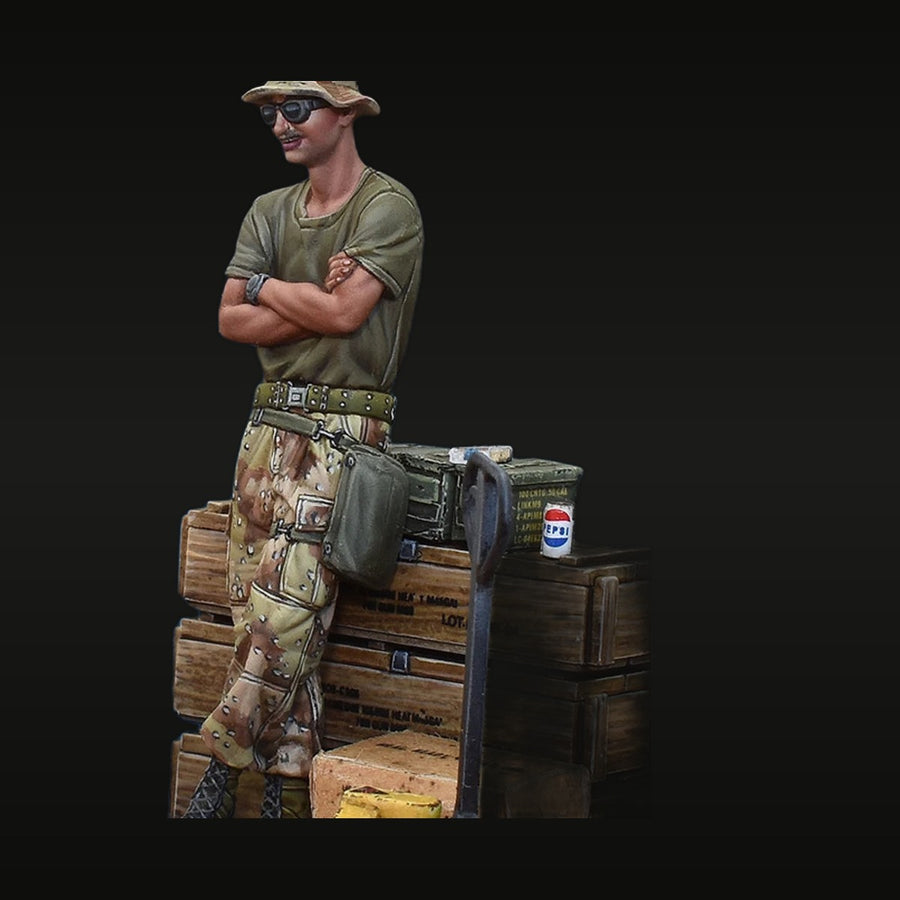 Modern US Army Desert Camouflage Soldier with Boonie Hat 1/35 Resin Figure Kit - unpainted resin model kit