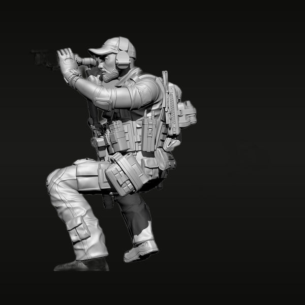 Modern US Special Forces Operator with Binoculars and Slung Rifle 1/35 Resin Figure Kit