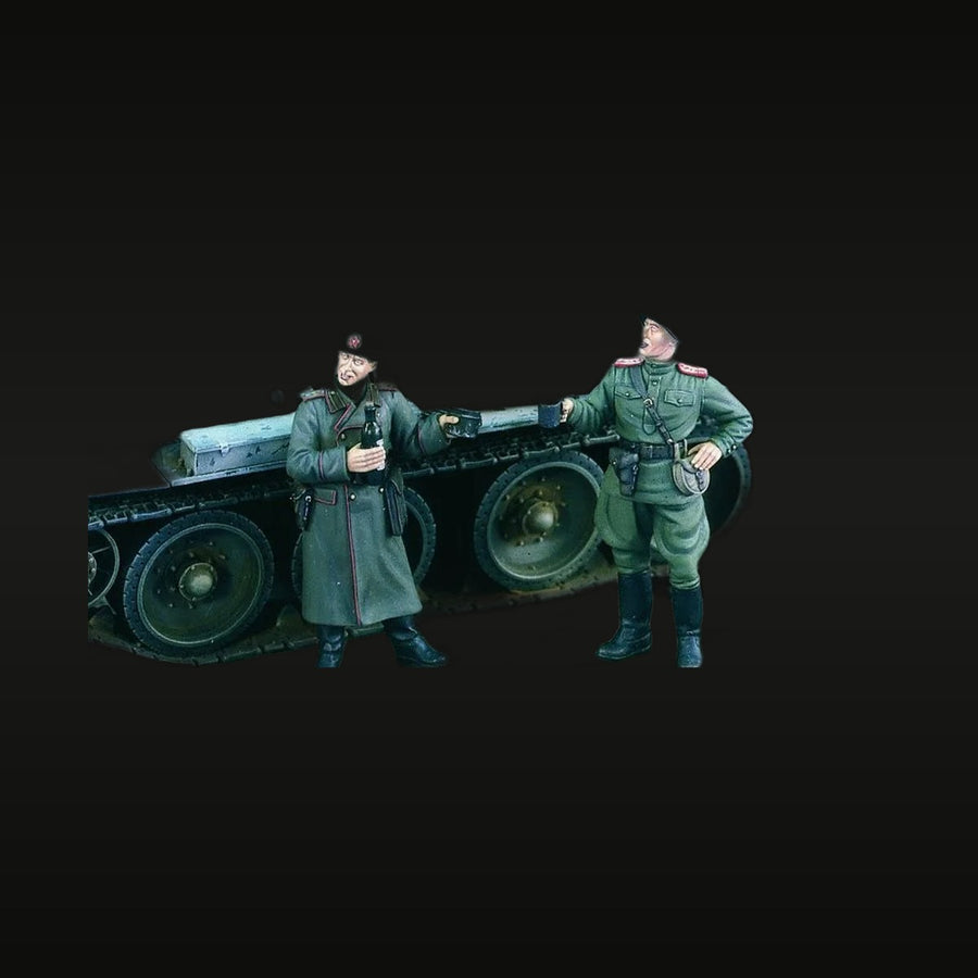 WWII Soviet Tank Officers with Binoculars 1/35 Resin Figure Set - unpainted resin model kit