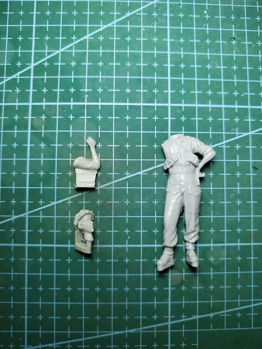 1/35 Resin Model Figure Gk，British Soldier , Unassembled and Unpainted Kit
