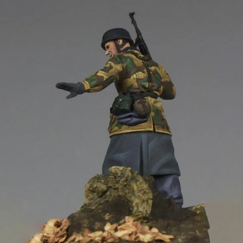 WWII German Soldier Camouflage Smock with MP40 1/35 Resin Figure Kit - resin model view 3