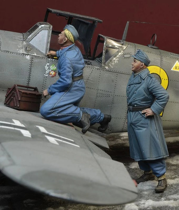 1/35 WWII Luftwaffe Ground Crew Working on Aircraft, 2 Figures, Resin Model Figure Kit, Unassembled and Unpainted