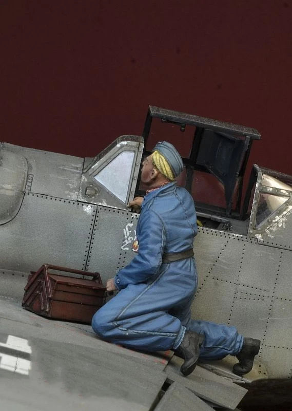 1/35 WWII Luftwaffe Pilot, Resin Model Figure Kit, Unassembled and Unpainted