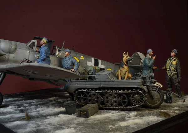 1/35 WWII German Aircraft Ground Crew, 6 Figures, Resin Model Diorama Kit, Unassembled and Unpainted