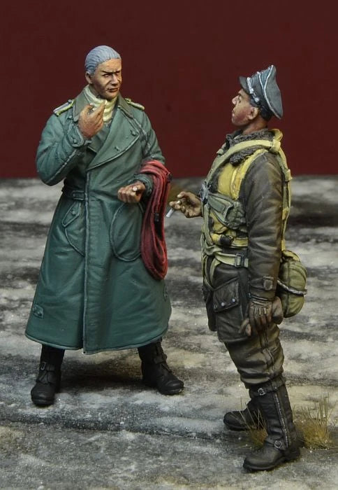 1/35 WWII German Officer and Luftwaffe Pilot, 2 Figures, Resin Model Figure Kit, Unassembled and Unpainted