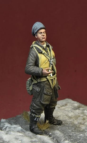 1/35 WWII German Officer with Service Pistol, Resin Model Figure Kit, Unassembled and Unpainted
