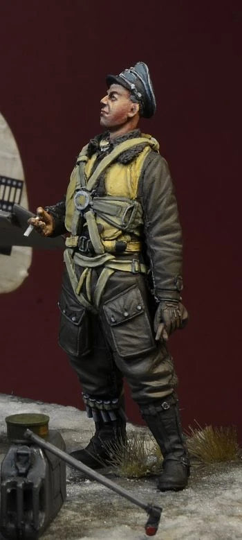 1/35 WWII German Officer with Service Pistol, Resin Model Figure Kit, Unassembled and Unpainted