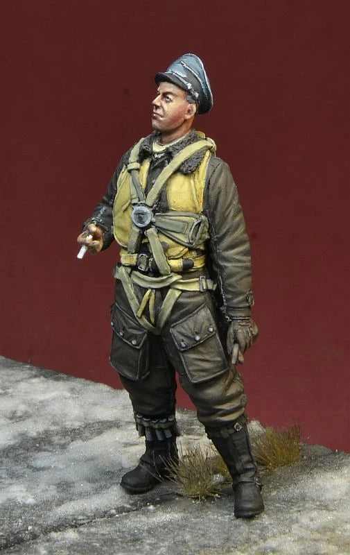 1/35 WWII German Officer with Service Pistol, Resin Model Figure Kit, Unassembled and Unpainted