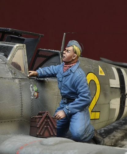 1/35 WWII Luftwaffe Pilot, Resin Model Figure Kit, Unassembled and Unpainted