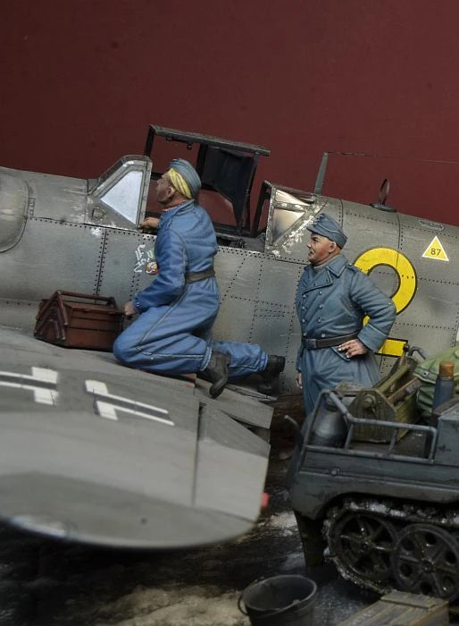 1/35 WWII Luftwaffe Ground Crew Working on Aircraft, 2 Figures, Resin Model Figure Kit, Unassembled and Unpainted