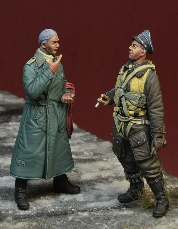 1/35 WWII German Officer and Luftwaffe Pilot, 2 Figures, Resin Model Figure Kit, Unassembled and Unpainted