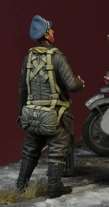 1/35 WWII German Officer with Service Pistol, Resin Model Figure Kit, Unassembled and Unpainted