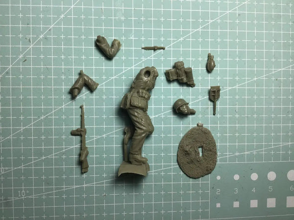 1/35 Ancient Soviet Infantryman Advancing with Rifle, Resin Model Figure Kit, Unassembled and Unpainted