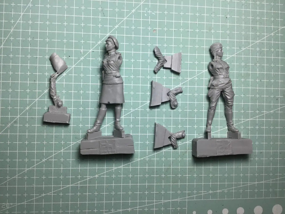 1/35 WWII Soldiers with Uniform Variants, 6 Figures, Resin Model Figure Kit, Unassembled and Unpainted