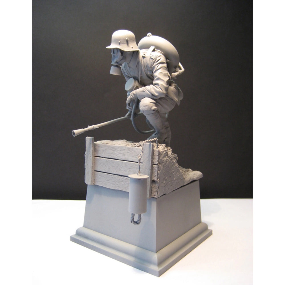 1/16 WWI British Soldier Climbing with Full Pack, Resin Model Figure Kit, Unassembled and Unpainted