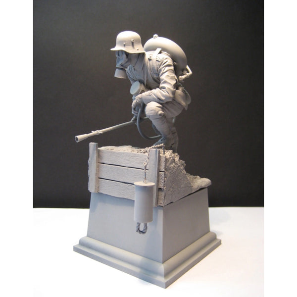1/16 WWI British Soldier Climbing with Full Pack, Resin Model Figure Kit, Unassembled and Unpainted