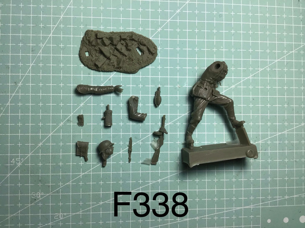 1/35 Modern German Infantry Throwing Grenade, Resin Model Figure Kit, Unassembled and Unpainted