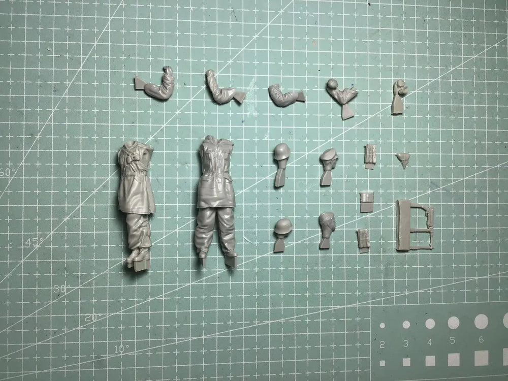 1/35 WWII German Afrika Korps Rifleman and Officer, 2 Figures, Resin Model Figure Kit, Unassembled and Unpainted
