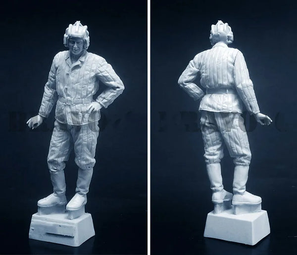 1/35 WWII German Officer with Hands on Hips, Resin Model Figure Kit, Unassembled and Unpainted