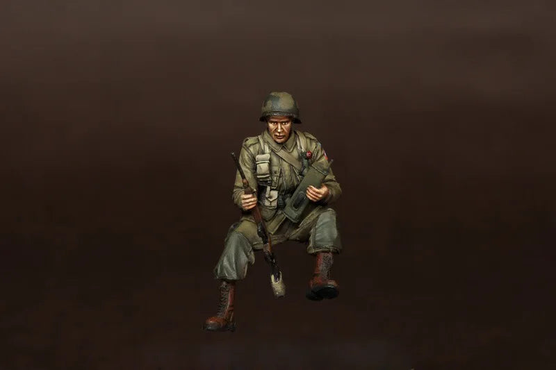 1/35 WWII German Soldier with Gas Mask, Resin Model Figure Kit, Unassembled and Unpainted