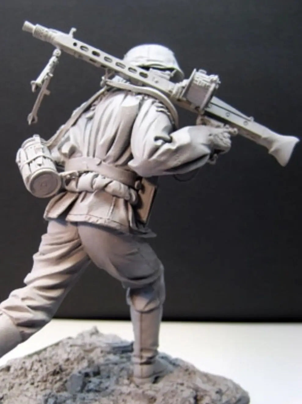 1/16 WWI US Infantryman Charging with Ammunition Belt, Resin Model Figure Kit, Unassembled and Unpainted