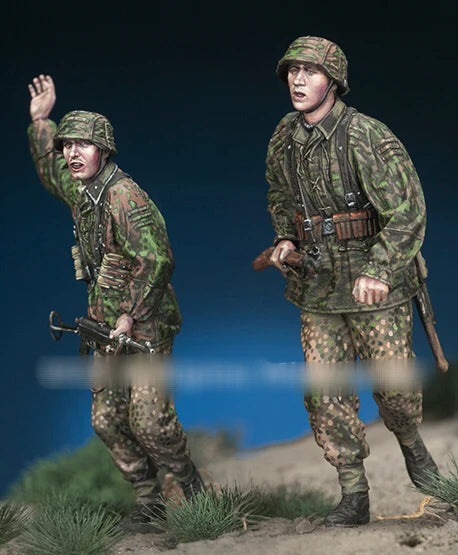 1/35 WWII German Soldiers Splitter Camouflage, 2 Figures, Resin Model Figure Kit, Unassembled and Unpainted