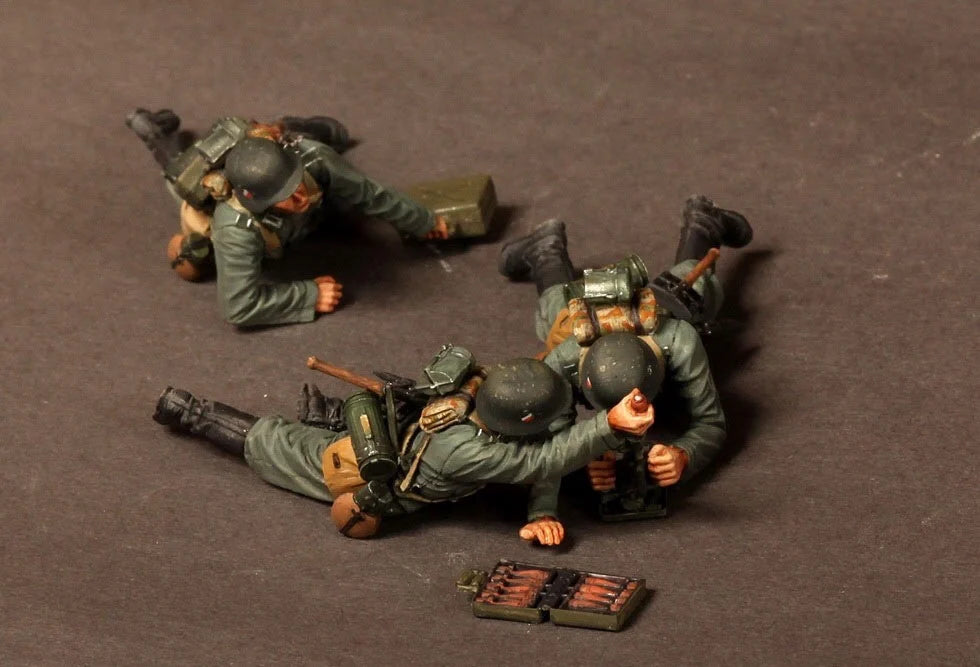 1/35 Modern Soldier Advancing with Rifle, Resin Model Figure Kit, Unassembled and Unpainted