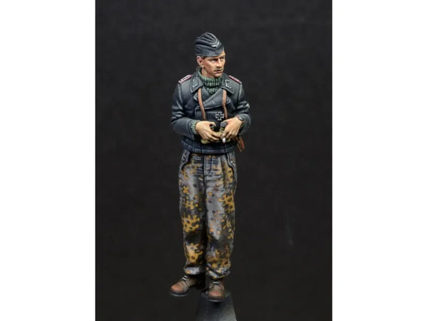 1/35 WWII German Panzer Crewman at Rest, Resin Model Figure Kit, Unassembled and Unpainted