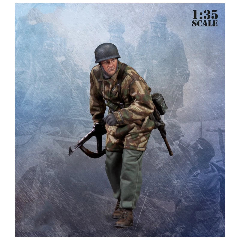 1/35 WWII German Infantryman in Tarn Advancing, Resin Model Figure Kit, Unassembled and Unpainted