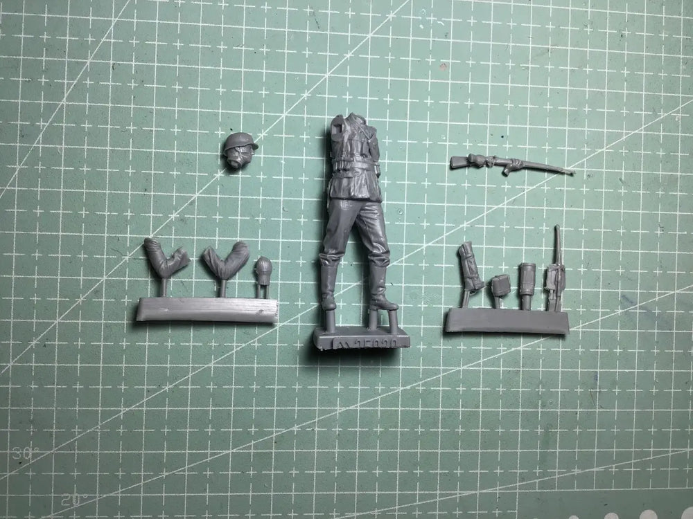 1/35 WWII Soldier Rifleman, Resin Model Figure Kit, Unassembled and Unpainted