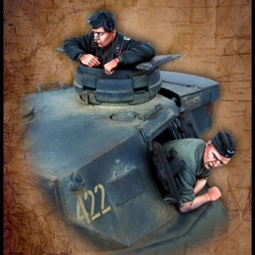 1/35 WWII Tank Crew with Armored Vehicle, 4 Figures, Resin Model Figure Kit, Unassembled and Unpainted
