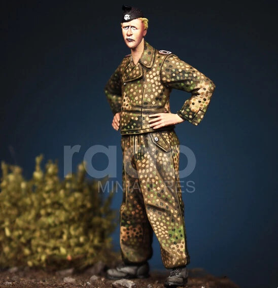 1/35 WWII German Officer & Camouflaged Infantryman, 3 Figures, Resin Model Figure Kit, Unassembled and Unpainted