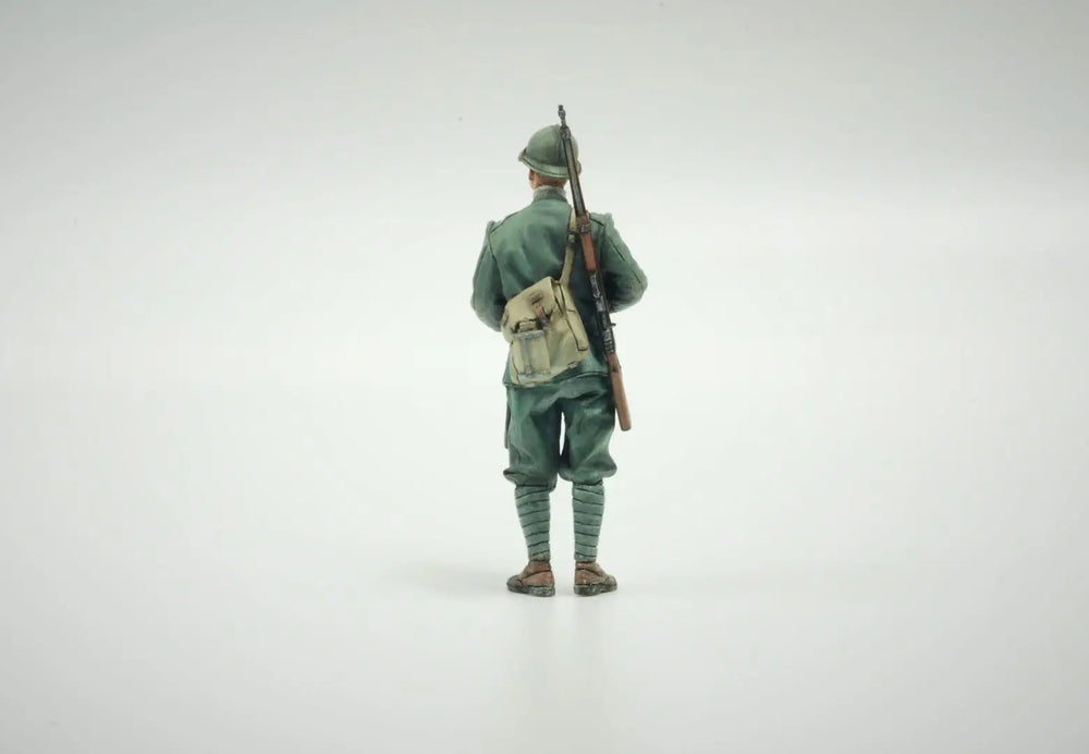 1/35 WWI German Infantryman in Pickelhaube with Rifle, Resin Model Figure Kit, Unassembled and Unpainted