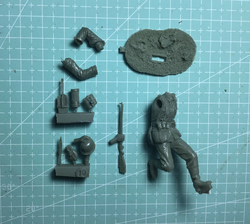 1/35 Modern Tactical Soldier Sitting with Rifle, Resin Model Figure Kit, Unassembled and Unpainted