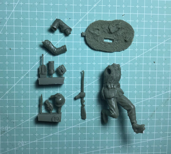 1/35 Modern Tactical Soldier Sitting with Rifle, Resin Model Figure Kit, Unassembled and Unpainted