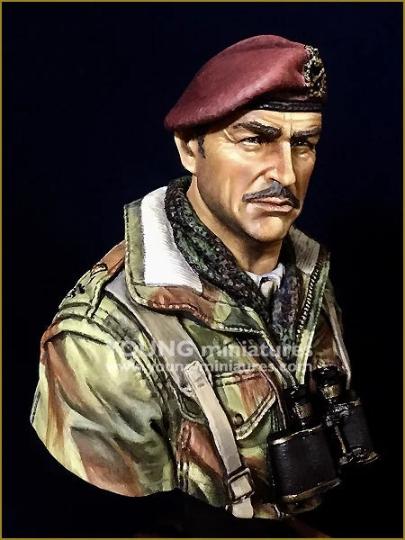 1/10 Modern British Airborne Officer with Binoculars, Resin Model Bust Kit, Unassembled and Unpainted