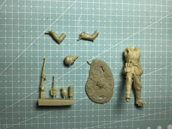 1/35 Warrior in Combat Ready Stance, Resin Model Figure Kit, Fantasy Theme, Unassembled and Unpainted