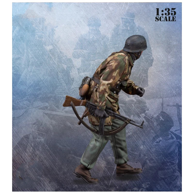1/35 WWII German Infantryman in Tarn Advancing, Resin Model Figure Kit, Unassembled and Unpainted