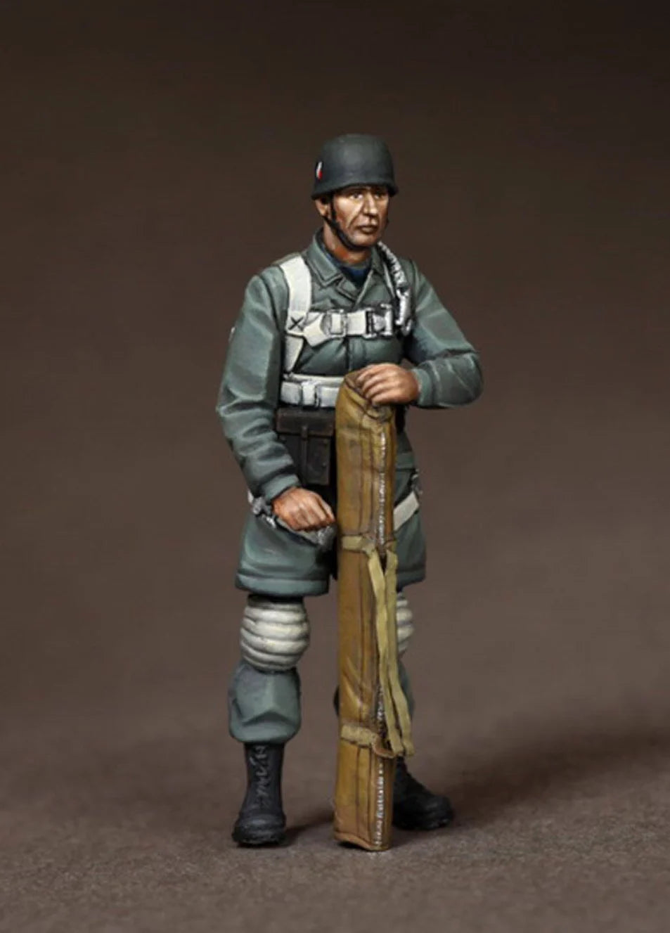 1/35 WWI German Soldier with Artillery Shell, Resin Model Figure Kit, Unassembled and Unpainted