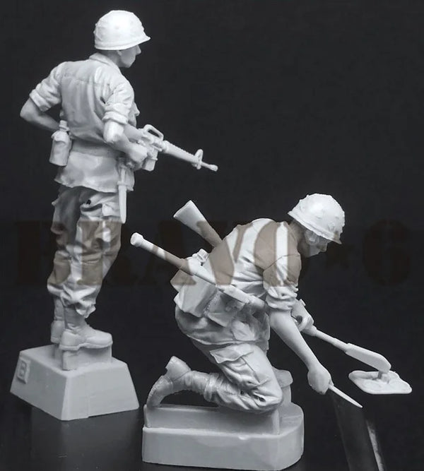 1/35 WWII Infantry Soldiers in Combat, 4 Figures, Resin Model Figure Kit, Unassembled and Unpainted